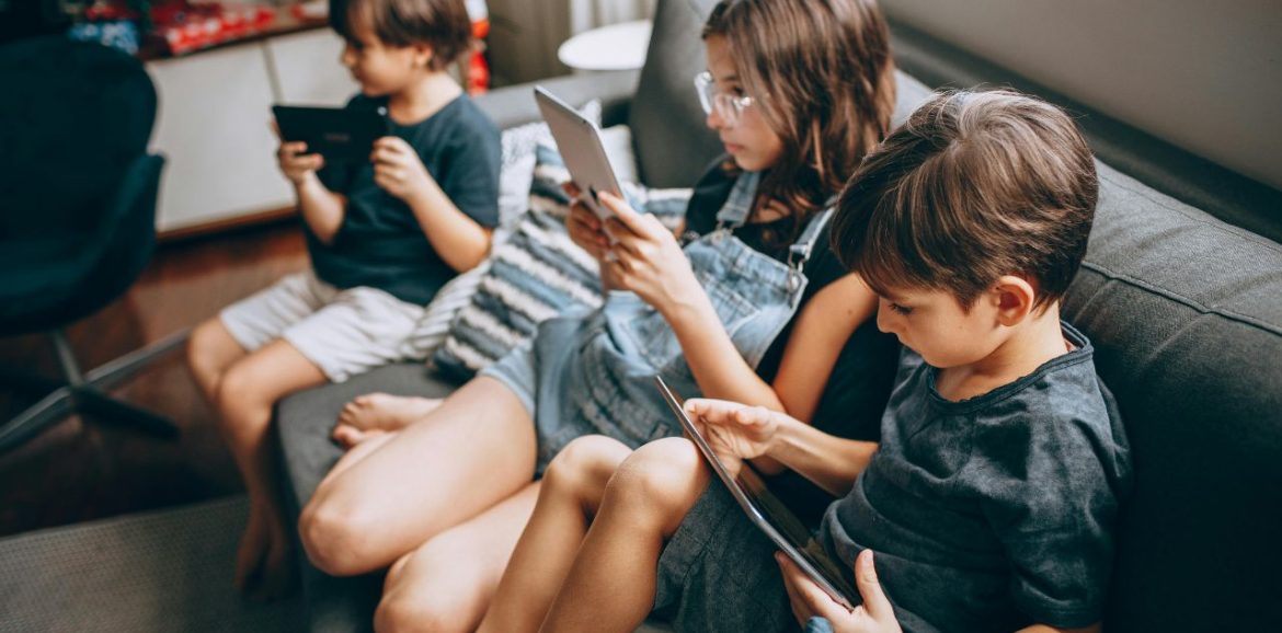 Gyerekek digitális eszközhasználatának tiltása