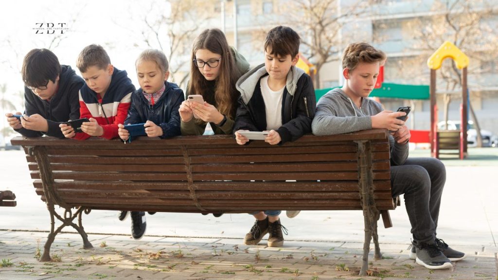 Digitális Témahét: a gyerekek ne csak felhasználói, hanem felelős és alkotói szereplők is legyenek 1 Az idei Digitális Témahéten elhangzott, a gyerekeknek és az oktatásnak nem kell tartani a digitális eszközöktől.